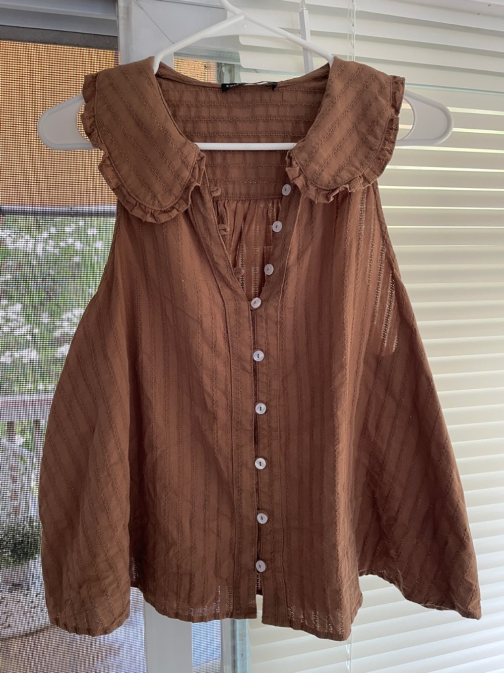 Sleeveless Brown Button-Front Blouse with Scalloped Collar